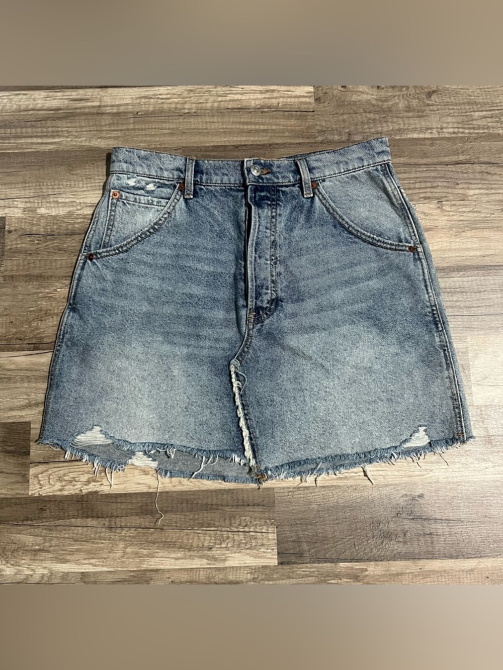 We The Free Woman’s Light Wash Multiple Button Brea Cutoff Denim Skirt Size 30